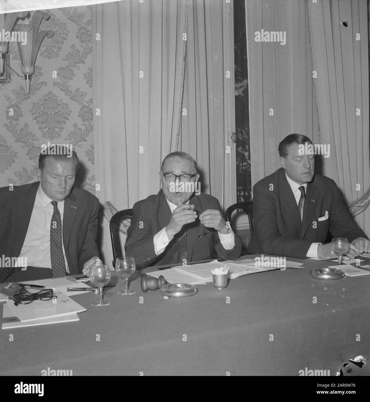 Conferenza stampa sulla fusione tra la banca di Amsterdam e la banca di Rotterdam, n. C. F. Karsten, C. A. Klase sig. J. van de Brink Data: 11 giugno 1964 Località: Rotterdam, Zuid-Holland Parole Chiave: Banche, fusioni, conferenze stampa Nome personale: C. A. Klase, C. F. Karsten Foto Stock