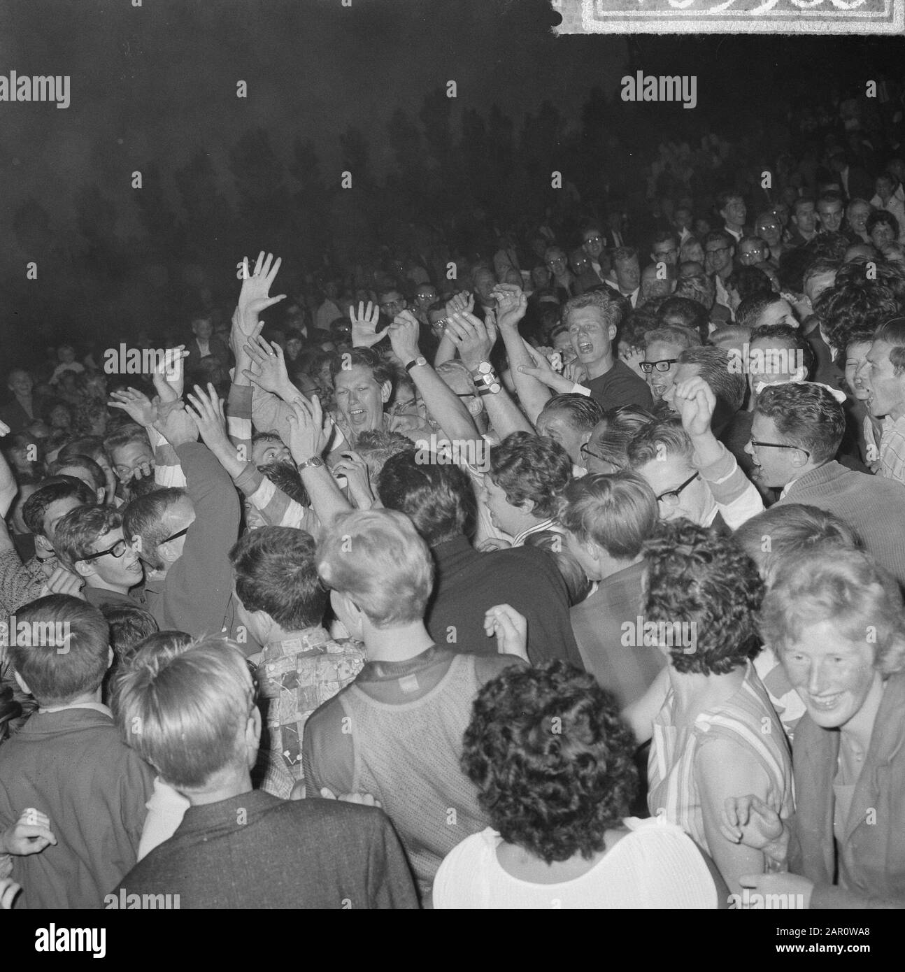 Korfball campione blu-bianco dei Paesi Bassi, tributo dopo la partita Data: 13 giugno 1964 Località: Paesi Bassi Parole Chiave: KORFBAL, finale, tributo, campioni, partite Nome istituto: Blu-bianco Foto Stock