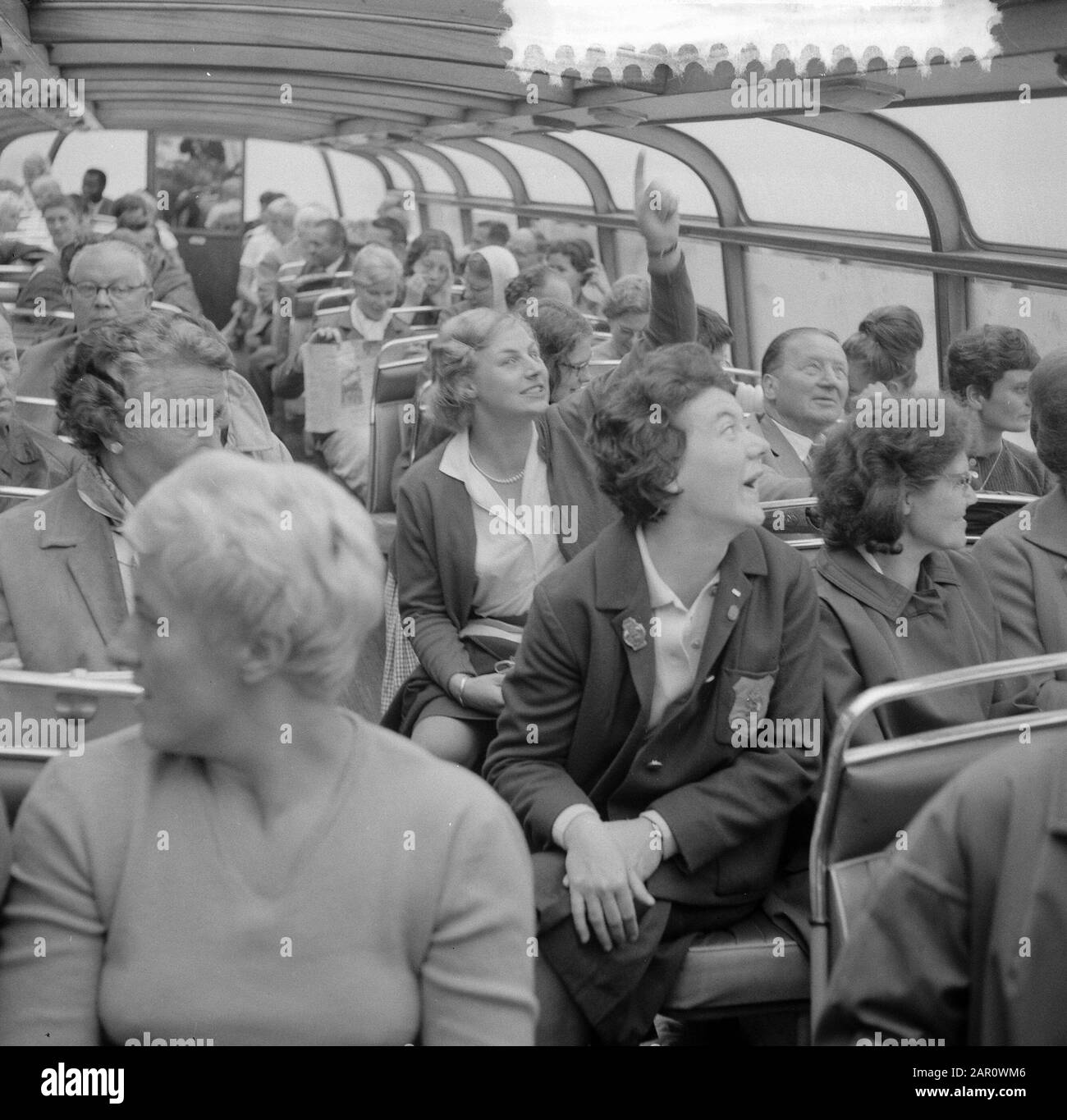 Crociera chiostri europei attraverso Amsterdam, Meike Vlas Newspaper interessi Data: 3 agosto 1964 Località: Amsterdam, Noord-Holland Parole Chiave: Roeisters, crociere Nome personale: Lino, Mieke de Foto Stock