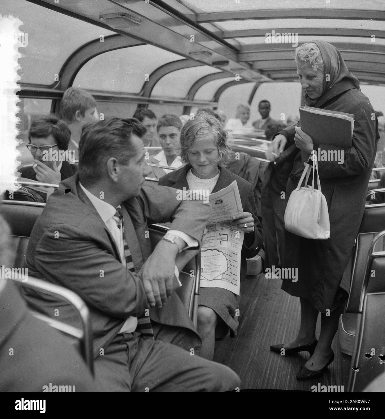 Crociera chiostri europei attraverso Amsterdam, Meike Vlas Newspaper interessi Data: 3 agosto 1964 Località: Amsterdam, Noord-Holland Parole Chiave: Roeisters, crociere Nome personale: Lino, Mieke de Foto Stock