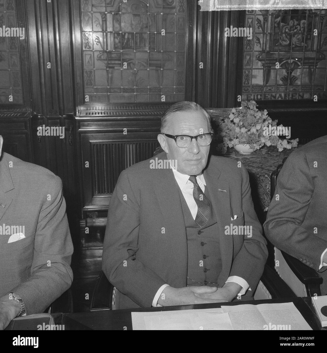 Nell'incontro di gestione NHM della Twense Bank e NHM, Burgerhout (kop) Data: 17 giugno 1964 Parole Chiave: Teste, direzioni, edifici Nome personale: Burgerhout Nome dell'istituzione: Twentsche Bank Foto Stock