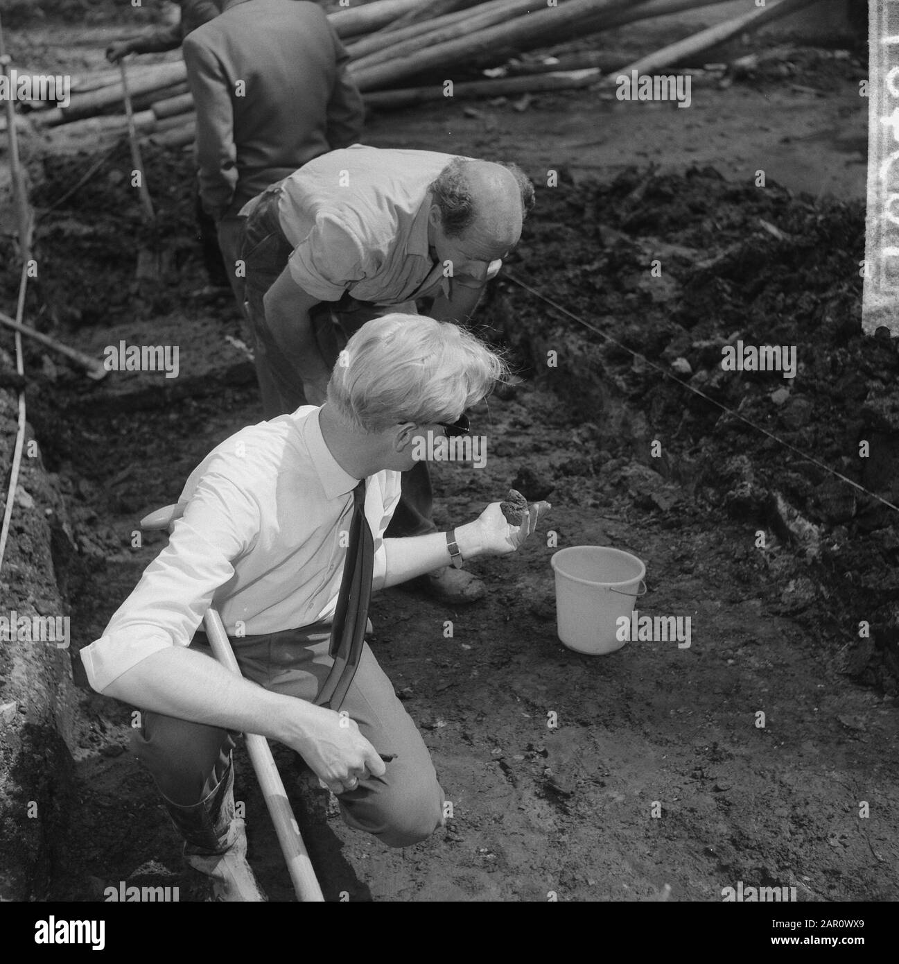 Scavi sulla vecchia C e un sito ad Amsterdam, assistente di scavo Data: 16 Giugno 1964 Località: Amsterdam, Noord-Holland Parole Chiave: EXCAPTIONS, Terrain Institution nome: C&A Foto Stock