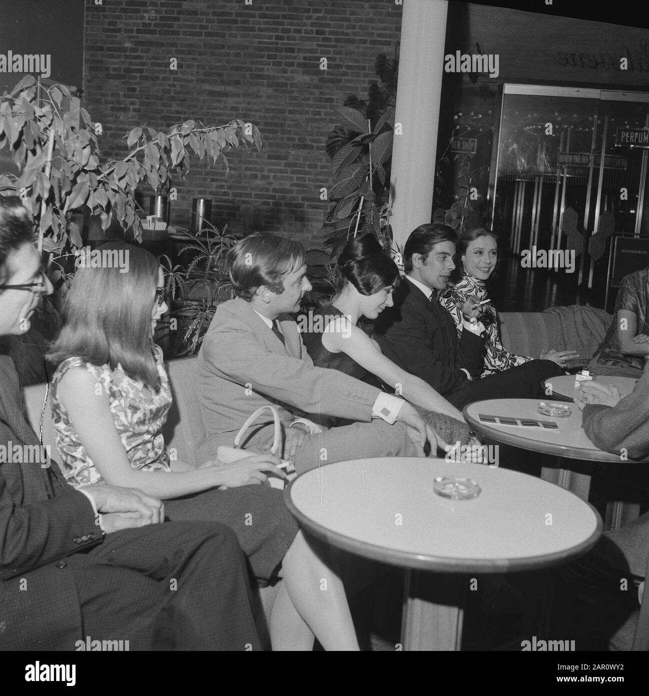 Balletto reale dall'Inghilterra a Hiltonhotel ad Amsterdam, durante la conferenza stampa Annotazione: V.n.r. Ashley Lawrence (Quasi Non Visibile), Doreen Wells, Graham Usher, Elizabeth Anderton, Donald Macleary, Svetlana Beriosova, Data: 15 Giugno 1964 Ubicazione: Amsterdam, Noord-Holland Parole Chiave: Conferenze Stampa Nome Istituto: Hiltonhotel Foto Stock