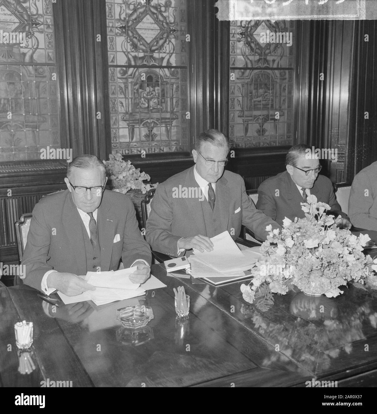 Nell'incontro di gestione di NHM di costruzione della banca di Twense e di NHM, panoramica Data: 17 giugno 1964 Parole Chiave: Indici, edifici, panoramiche Nome dell'istituzione: Twentsche Bank Foto Stock