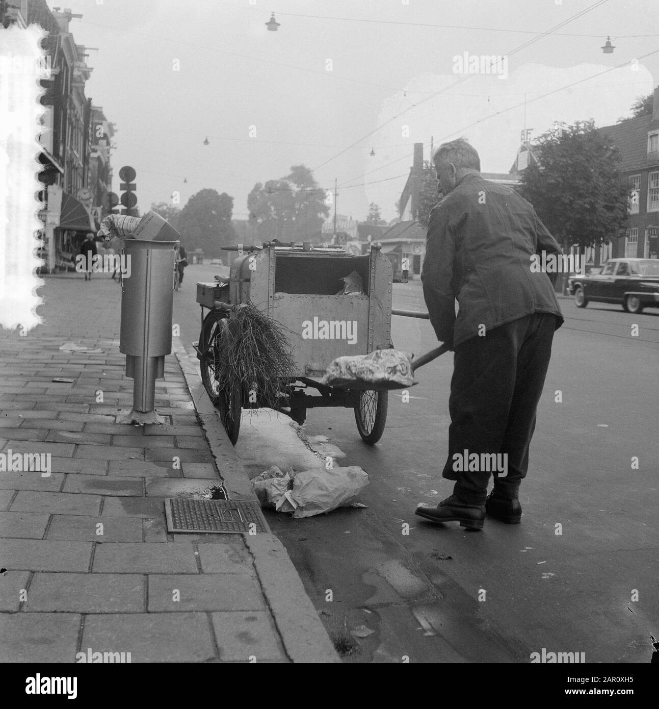 Pulizia polizia entrerà Amsterdam Data: 12 Agosto 1964 Località: Amsterdam, Noord-Holland Parole Chiave: Pulizia Foto Stock