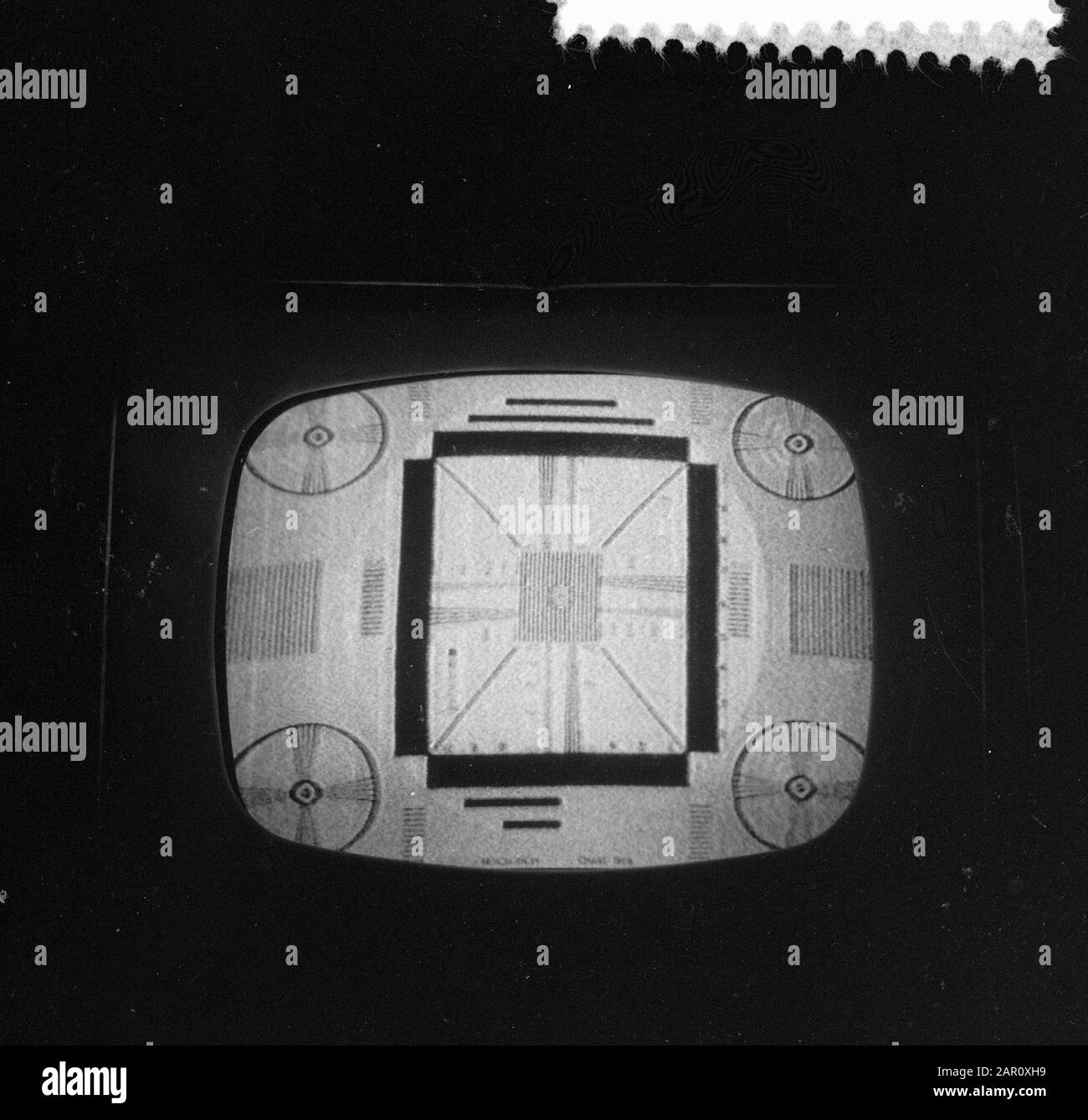 TV North Sea test image, handy artefice riceve immagine di prova via mano concreta, immagine di prova Data: 12 agosto 1964 Parole Chiave: Immagini di prova, ricevute Nome istituzione: Isola REM Foto Stock