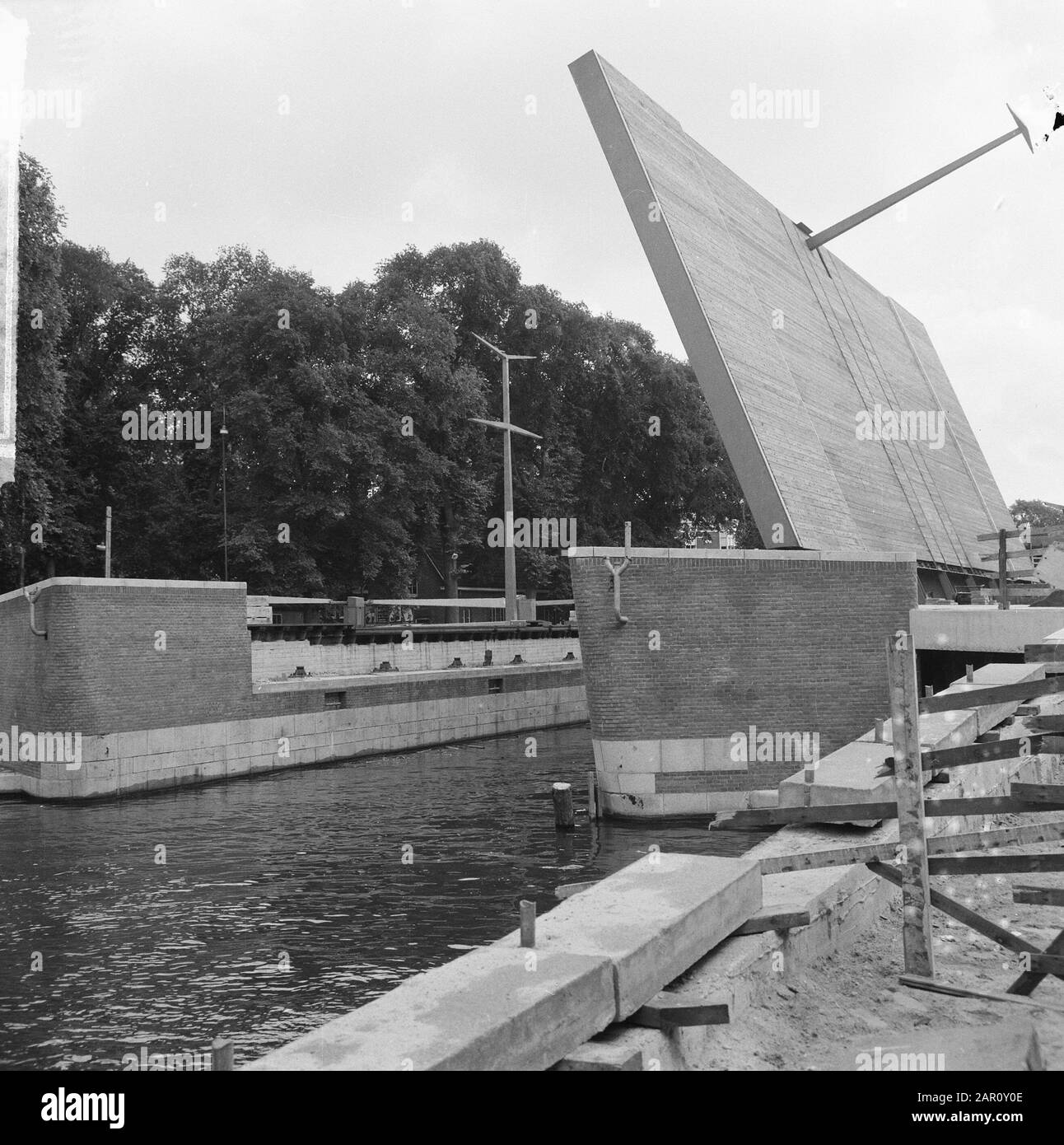 Operation Weesperstraat werk aan de bruggen, Data di lavoro: 13 luglio 1964 Località: Amsterdam, Noord-Holland Parole Chiave: BRONGES Foto Stock