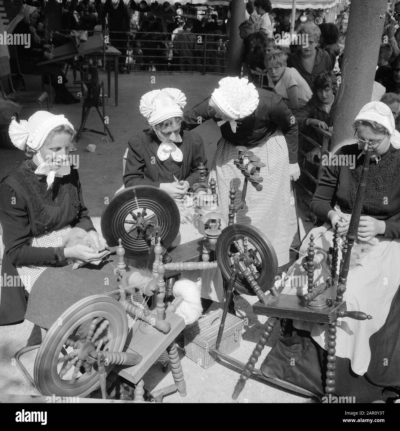 EDE celebra festa, Signore dimostrare arte di ragni di lana Data: 18 agosto 1964 luogo: EDE Parole Chiave: Feste, ARTE, dimostrazioni Foto Stock