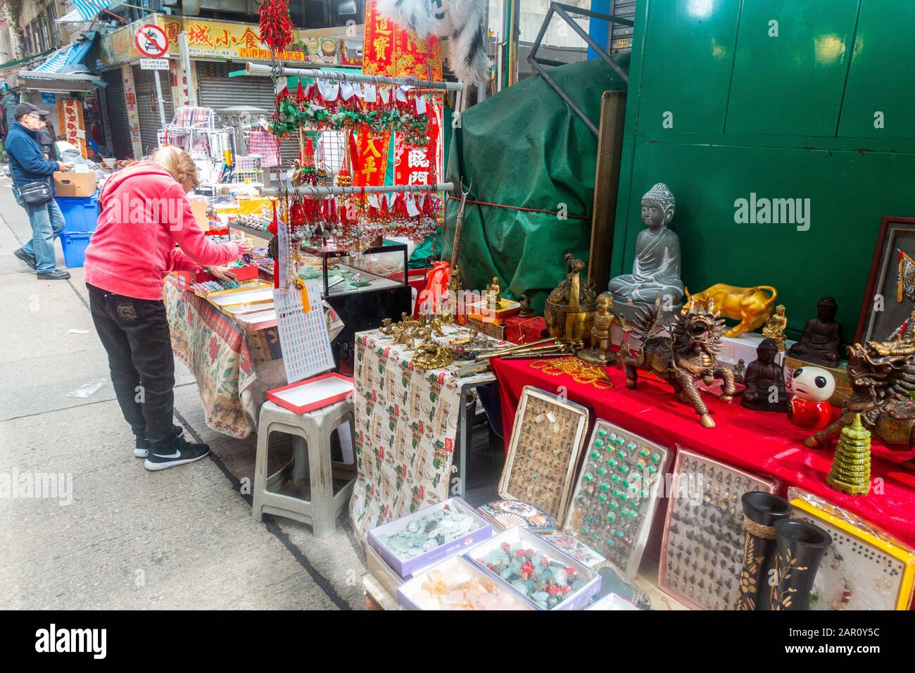 Hong Kong - Stall a Hollywood Road mercato delle pulci che vende oggetti d'antiquariato e da collezione Foto Stock
