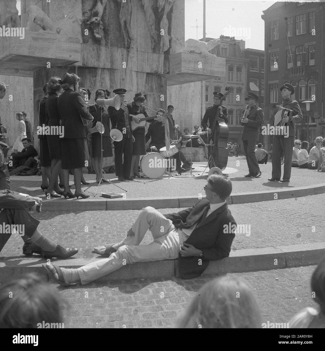 Concerto di pranzo dell'Esercito Della Salvezza al Monumento Nazionale sulla Diga Data: 14 luglio 1964 luogo: Amsterdam, Noord-Holland Parole Chiave: Concerti Nome dell'istituzione: Esercito della salvezza Foto Stock