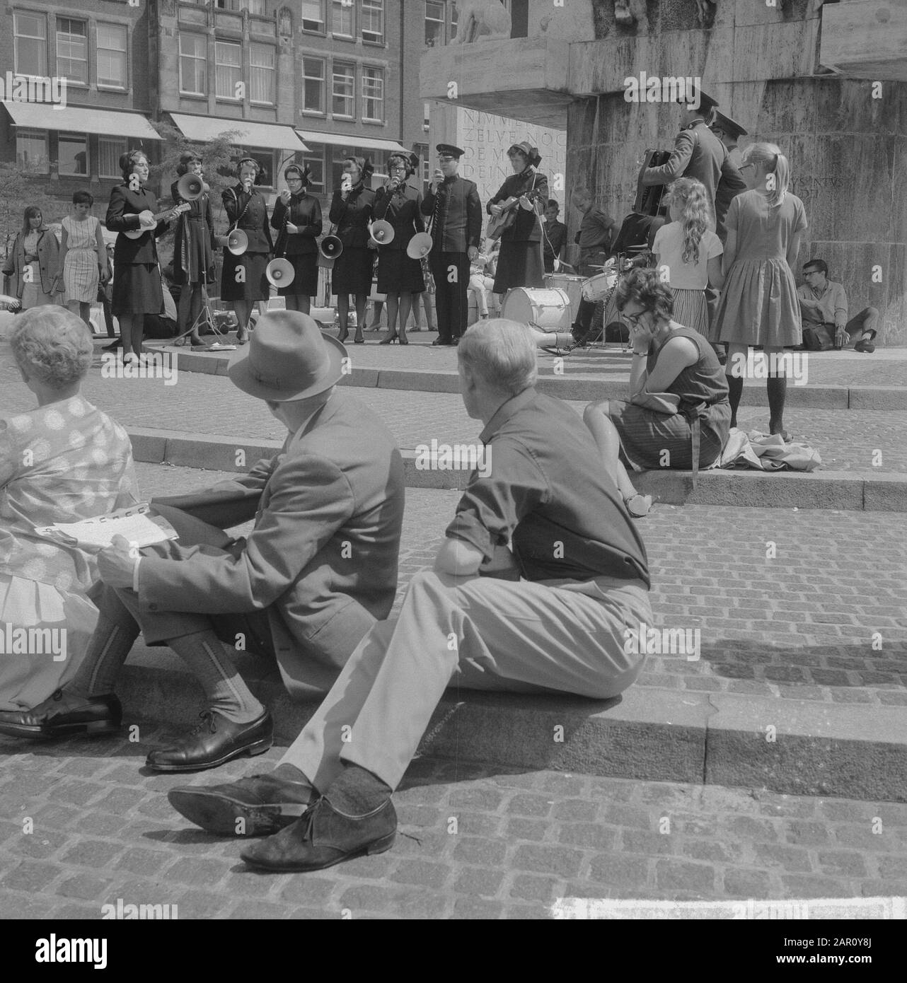 Concerto di pranzo dell'Esercito Della Salvezza al Monumento Nazionale sulla Diga Data: 14 luglio 1964 luogo: Amsterdam, Noord-Holland Parole Chiave: Concerti Nome dell'istituzione: Esercito della salvezza Foto Stock