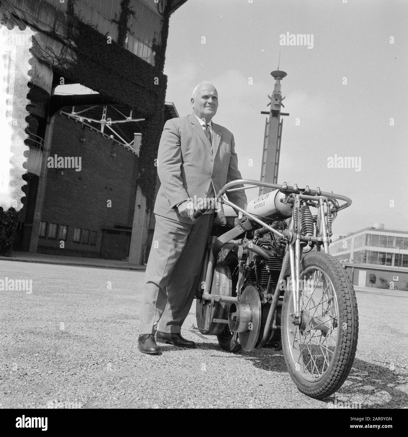 Gangmaker-Old Cyclist Frits Wiersma festeggia il 27 agosto il suo 70th compleanno Data: 25 agosto 1964 Parole Chiave: Compleanni, ciclisti Foto Stock