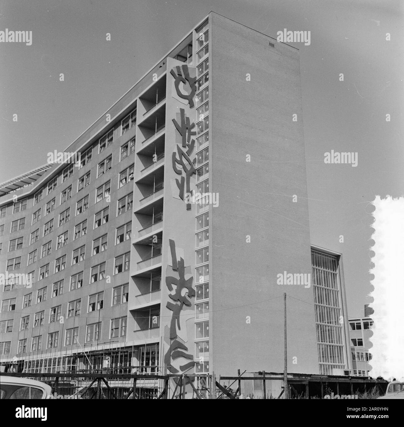Decorazione facciate di Ospedale Universitario di H. on de Laak Data: 26 agosto 1964 Parole Chiave: FACILS, Abbellimenti Nome personale: H. on the Laak Foto Stock