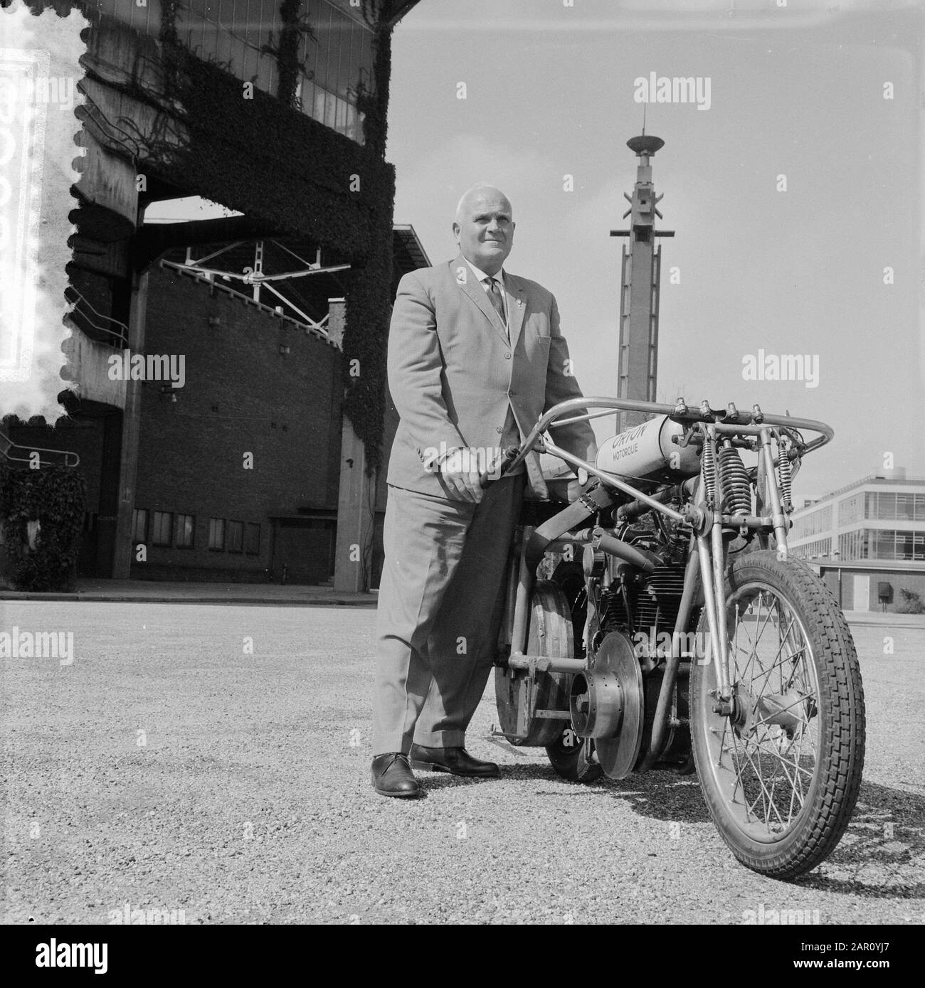 Gangmaker-Old Cyclist Frits Wiersma festeggia il 27 agosto il suo 70th compleanno Data: 25 agosto 1964 Parole Chiave: Compleanni, ciclisti Foto Stock