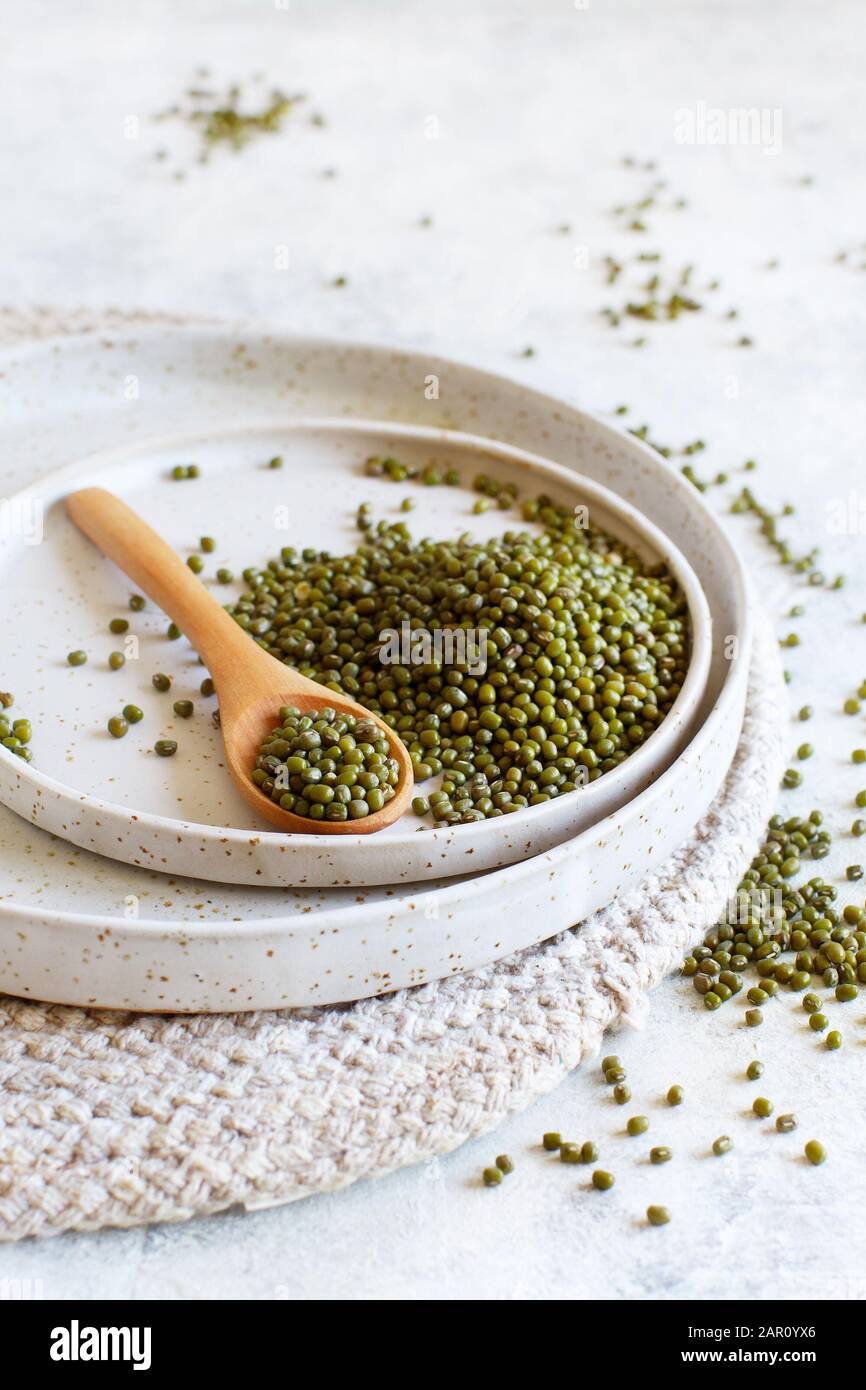 Fagiolini secchi su un piatto con un cucchiaio di legno da chiudere Foto Stock