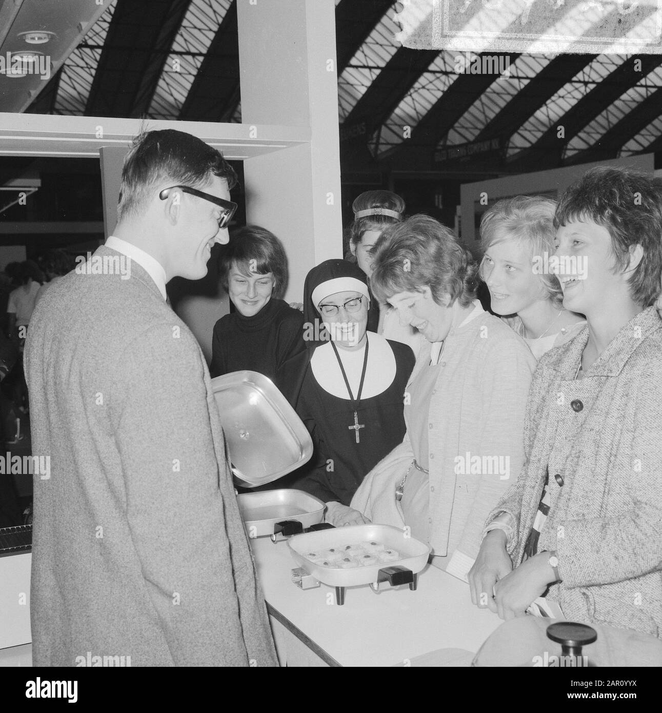 Mostra Idea 64 in RAI Data: 21 settembre 1964 Parole Chiave: Mostre Nome istituto: Rai Foto Stock
