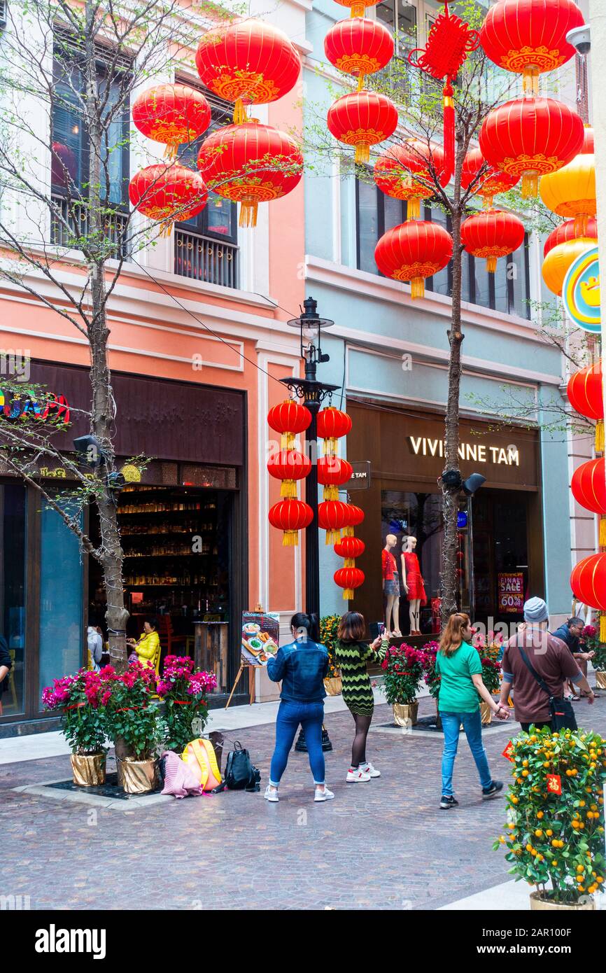 Capodanno cinese in Lee Tung Avenue a Hong Kong, lungo 200 metri, viale pedonale alberato che ospita caffè sul marciapiede, ristoranti gourmet, negozi. Foto Stock