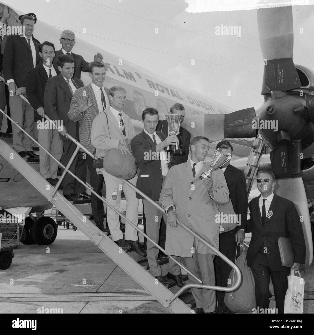 Squadra di baseball olandese (campione europeo) ritorno nei Paesi Bassi, arrivo a Schiphol Data: 7 settembre 1964 Località: Noord-Holland, Schiphol Parole Chiave: Arrivi, squadre di baseball Foto Stock