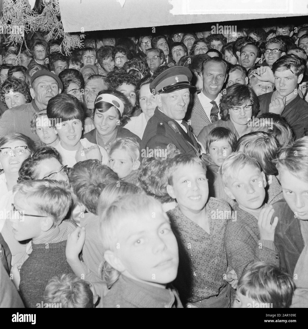 Jan Janssen (campione del mondo) nella città natale Ossendrecht, folla davanti alla sua casa Data: 7 settembre 1964 Località: Ossendrecht Foto Stock