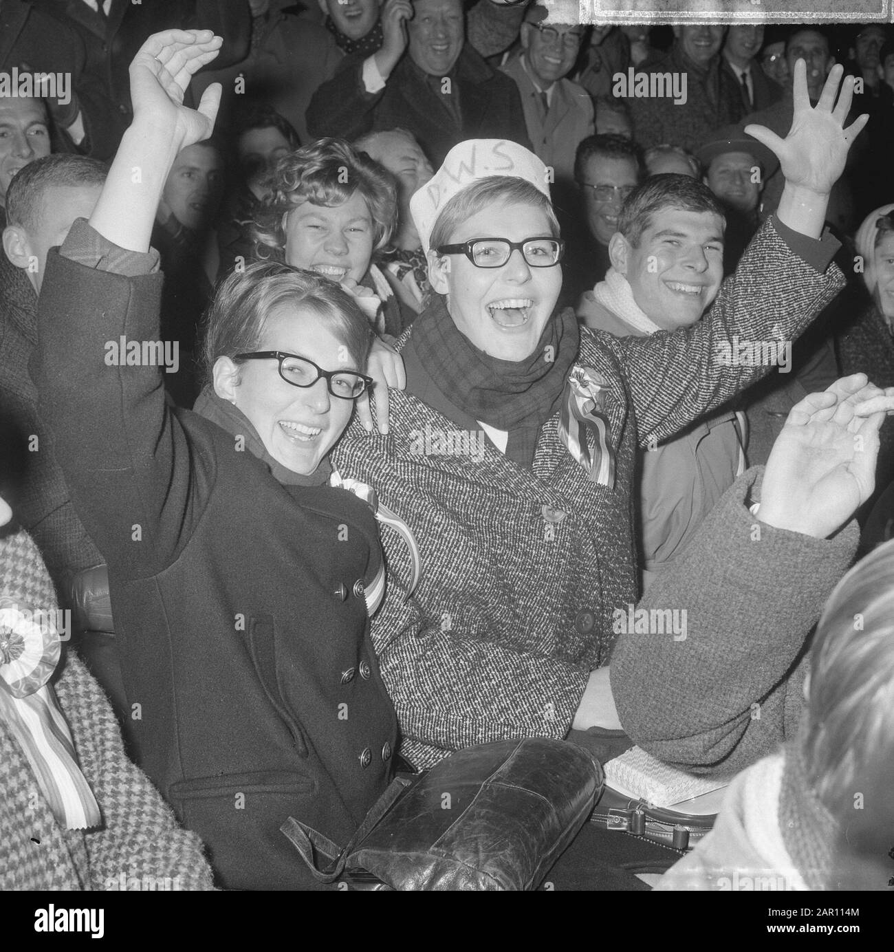 Squadra olimpica onorata allo Stadio Olimpico di Amsterdam da sn.n.r. in tribuna Corrie Winkel, Klenie Bimolt e Ada Kok Data: 4 novembre 1964 Località: Amsterdam, Noord-Holland Parole Chiave: Stand, nuoto Nome personale: Bimolt, Klenie, Cook, Ada, Shop, Corrie Foto Stock
