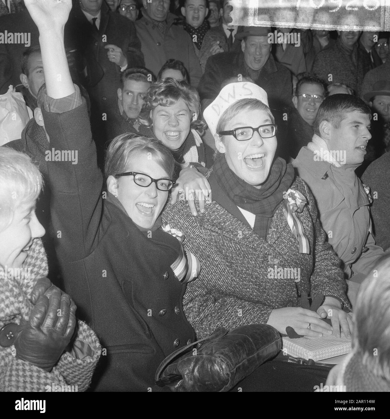 Squadra olimpica onorata allo Stadio Olimpico di Amsterdam da sn.n.r. in tribuna Corrie Winkel, Klenie Bimolt e Ada Kok Data: 4 novembre 1964 Località: Amsterdam, Noord-Holland Parole Chiave: Stand, nuoto Nome personale: Bimolt, Klenie, Cook, Ada, Shop, Corrie Foto Stock