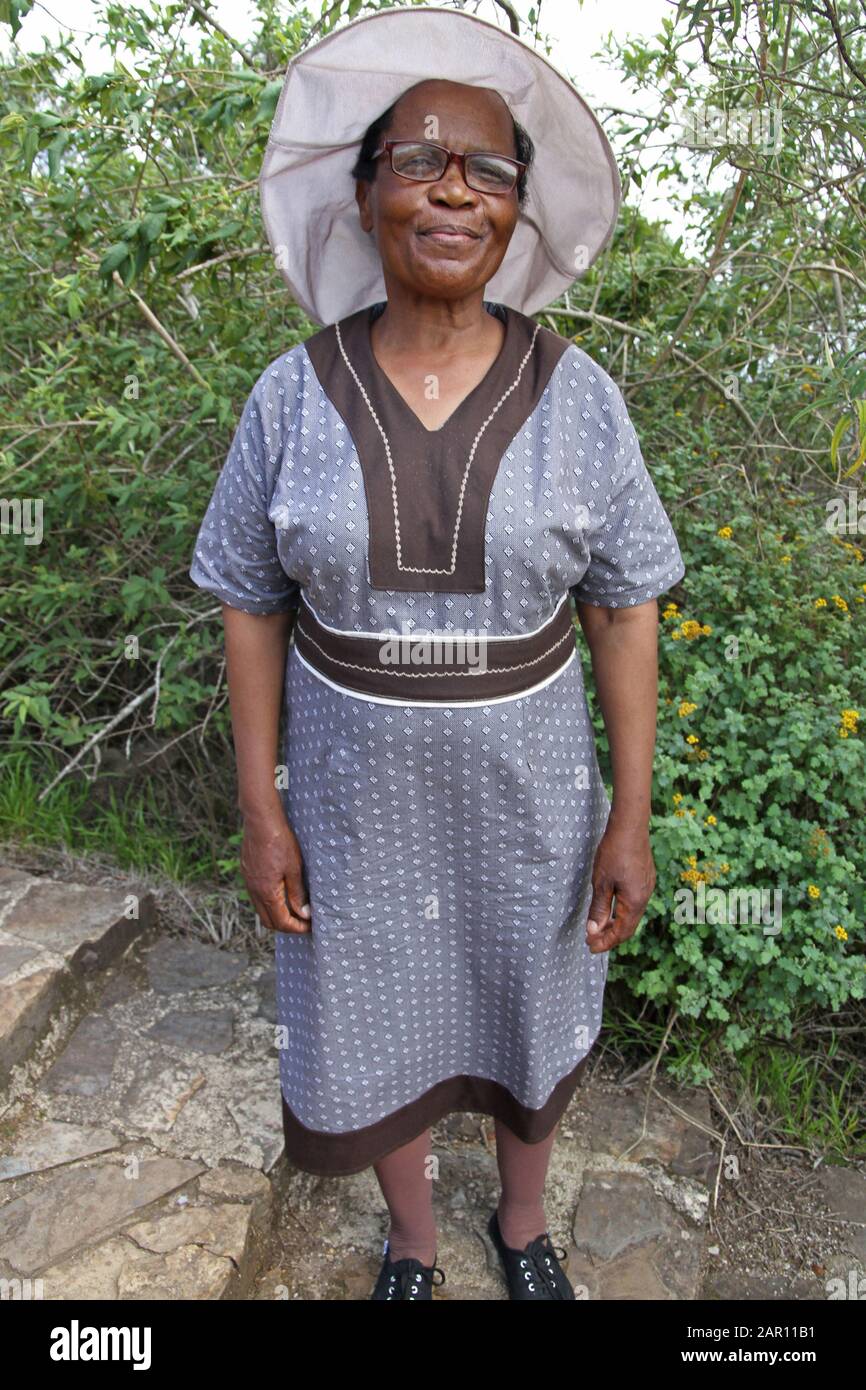 Donna in abito tradizionale fatto di tessuto shweshwe, Mpumalanga, Sudafrica. Foto Stock