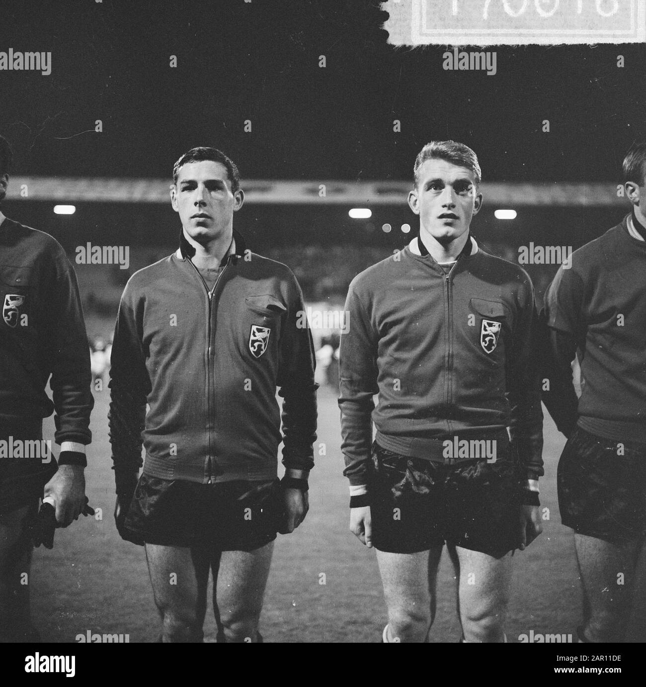 Olimpiadi a Tokyo, sinistra Plaskie e destra Van Himst (titoli) Data: 12 ottobre 1964 Località: Giappone, Tokyo Parole Chiave: Sport, calcio Nome istituto: Olimpiadi Foto Stock