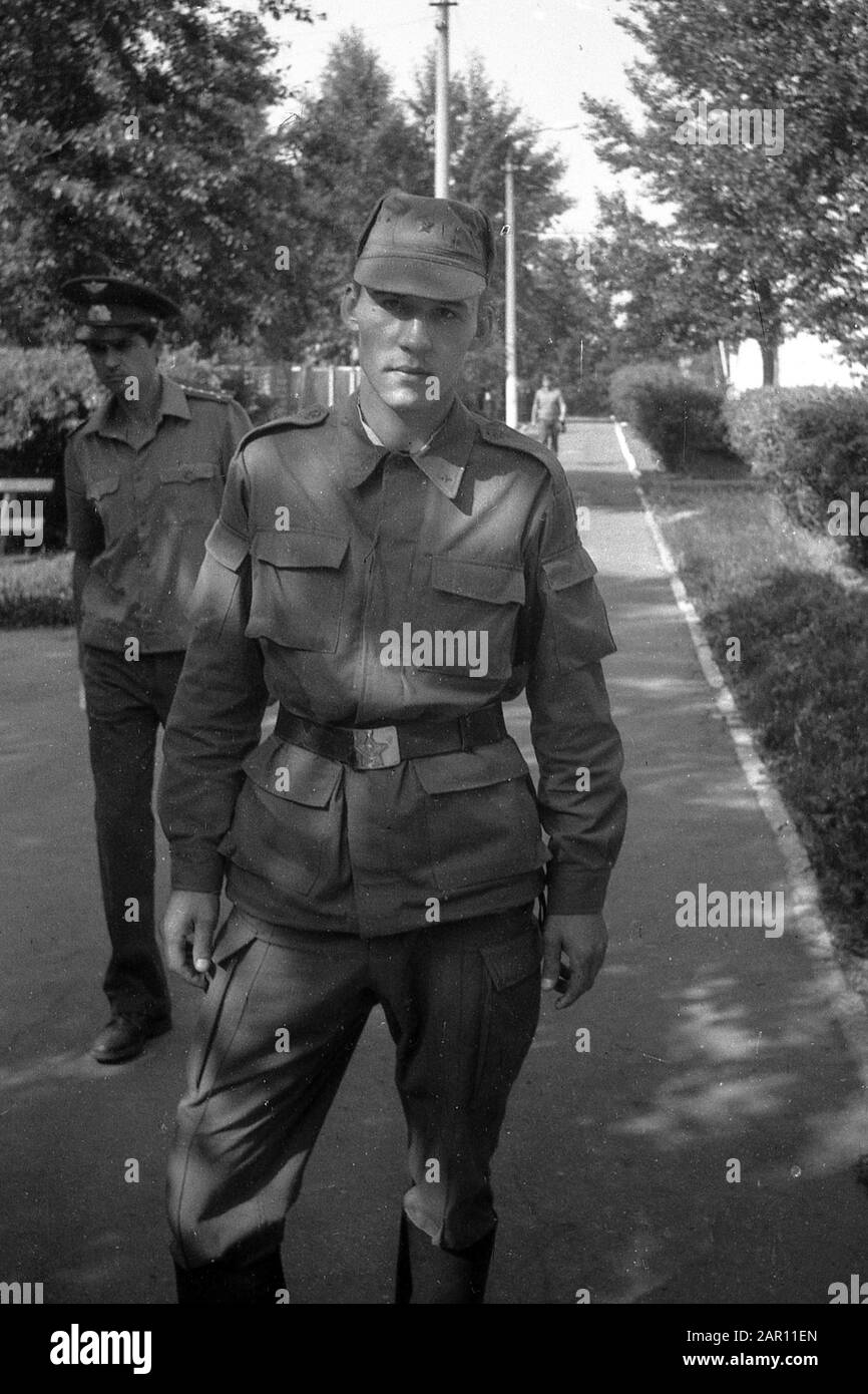 Stupino, REGIONE DI MOSCA, RUSSIA - CIRCA 1992: Il ritratto del soldato dell'esercito russo. Bianco e nero. Scansione su pellicola. Grano grande. Foto Stock