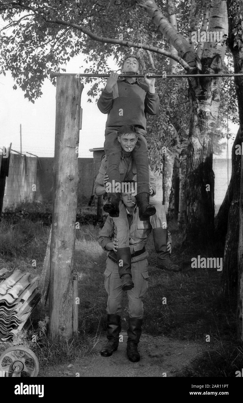 Stupino, REGIONE DI MOSCA, RUSSIA - CIRCA 1993: Tempo libero. I soldati dell'esercito russo. Bianco e nero. Scansione su pellicola. Grano grande. Foto Stock