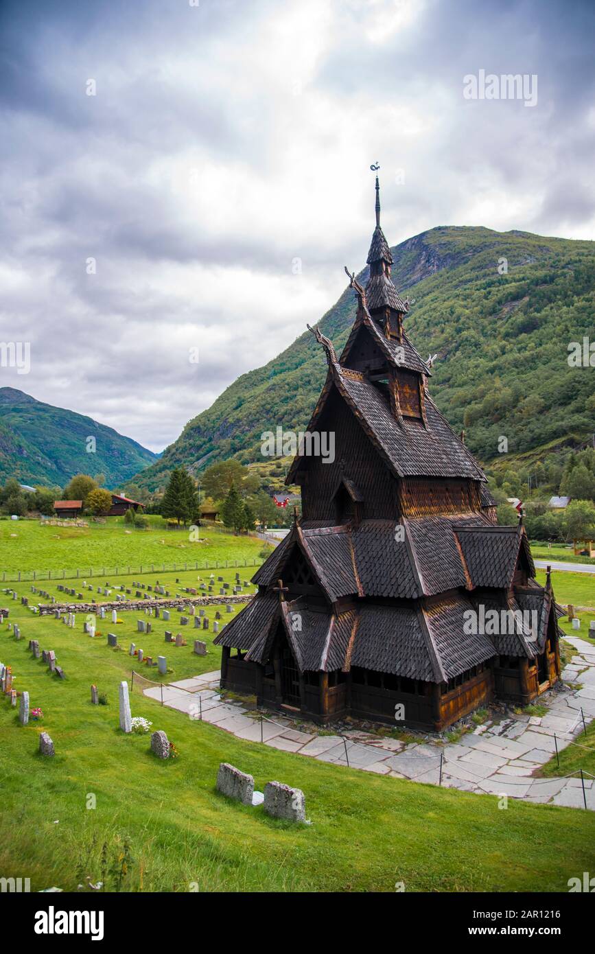 La chiesa di Borgund Stave, Norvegia, in una giornata torbida. Foto Stock