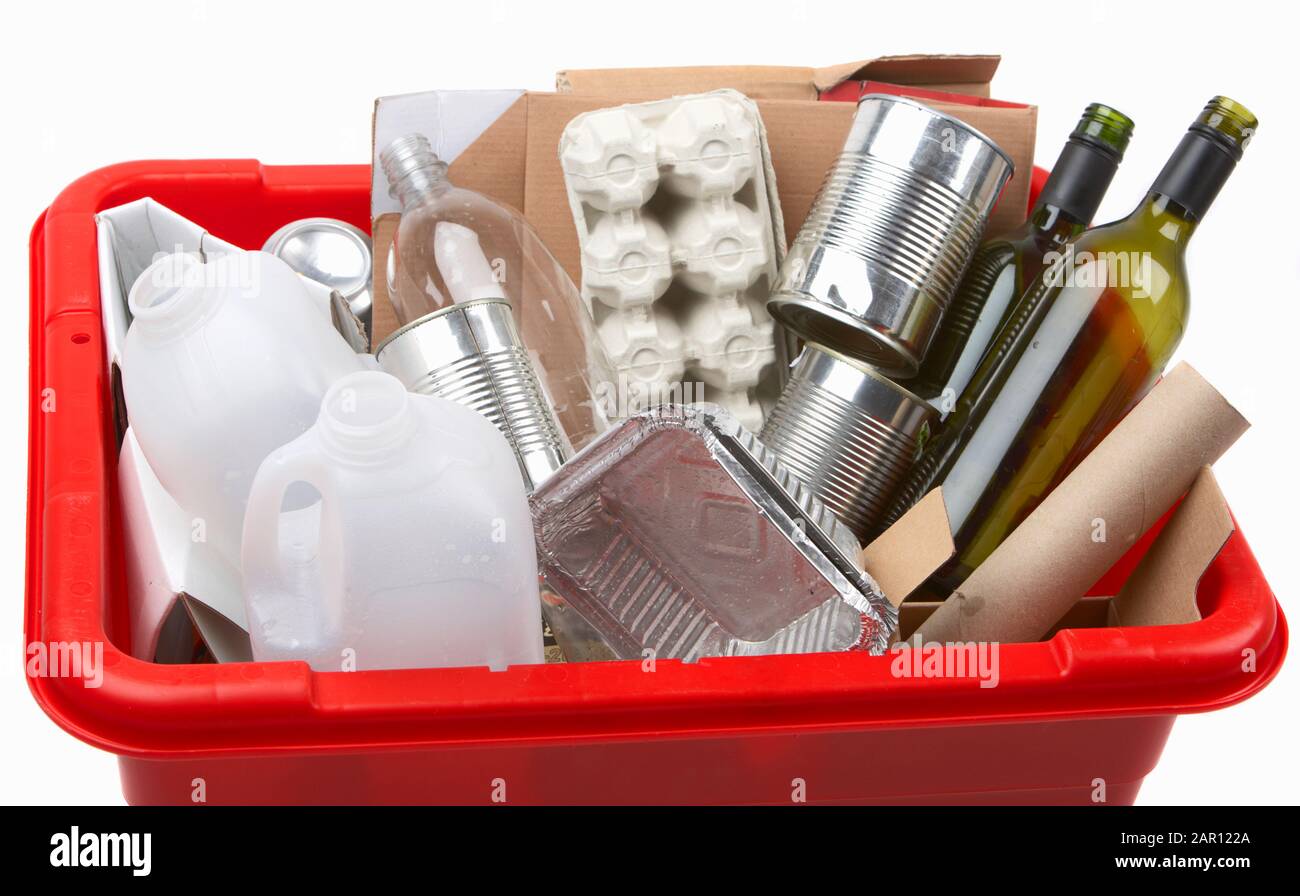 contenitore rosso pieno di materiali per il riciclaggio domestico, tra cui plastica cartone acciaio alluminio e vetro Foto Stock