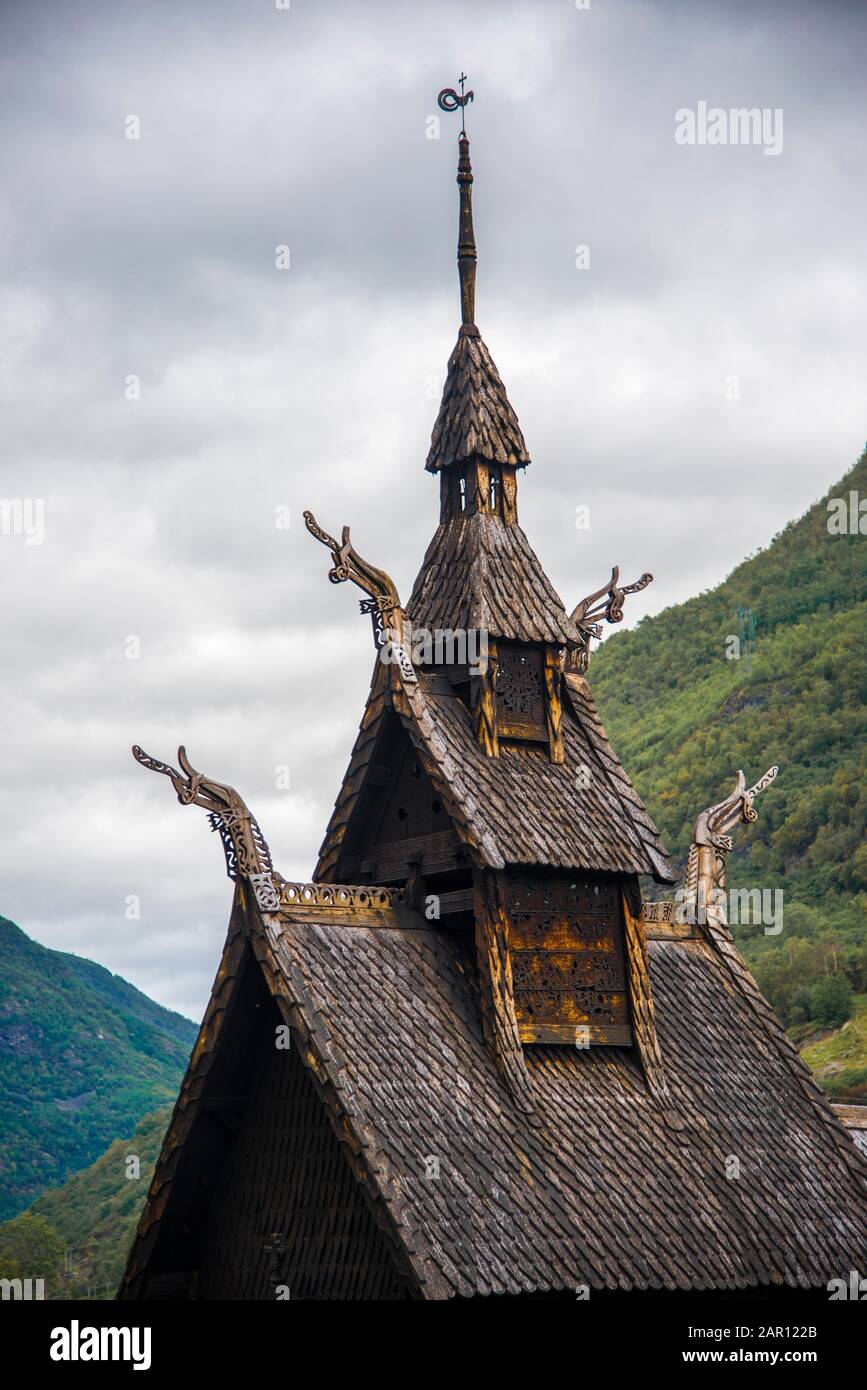 La chiesa di Borgund Stave, Norvegia, in una giornata torbida. Foto Stock