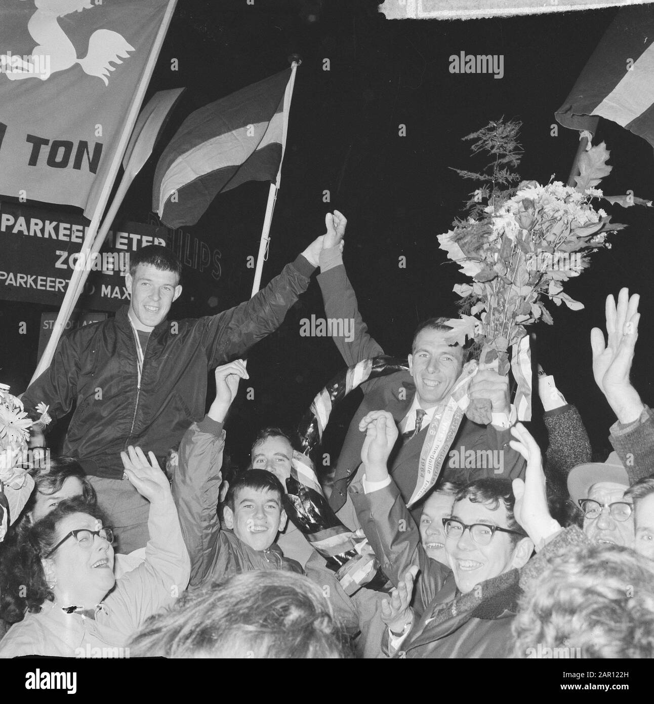 Squadra olimpica olandese torna all'arrivo Schiphol, sulle spalle Geurte (l) [[::Paul Hoekstra|Hoekstra]] (r) canoa d'argento Data: 25 ottobre 1964 luogo: Noord-Holland, Schiphol Parole Chiave: Arrivi, canoe Nome personale: Geurte, HOELSTRA Foto Stock