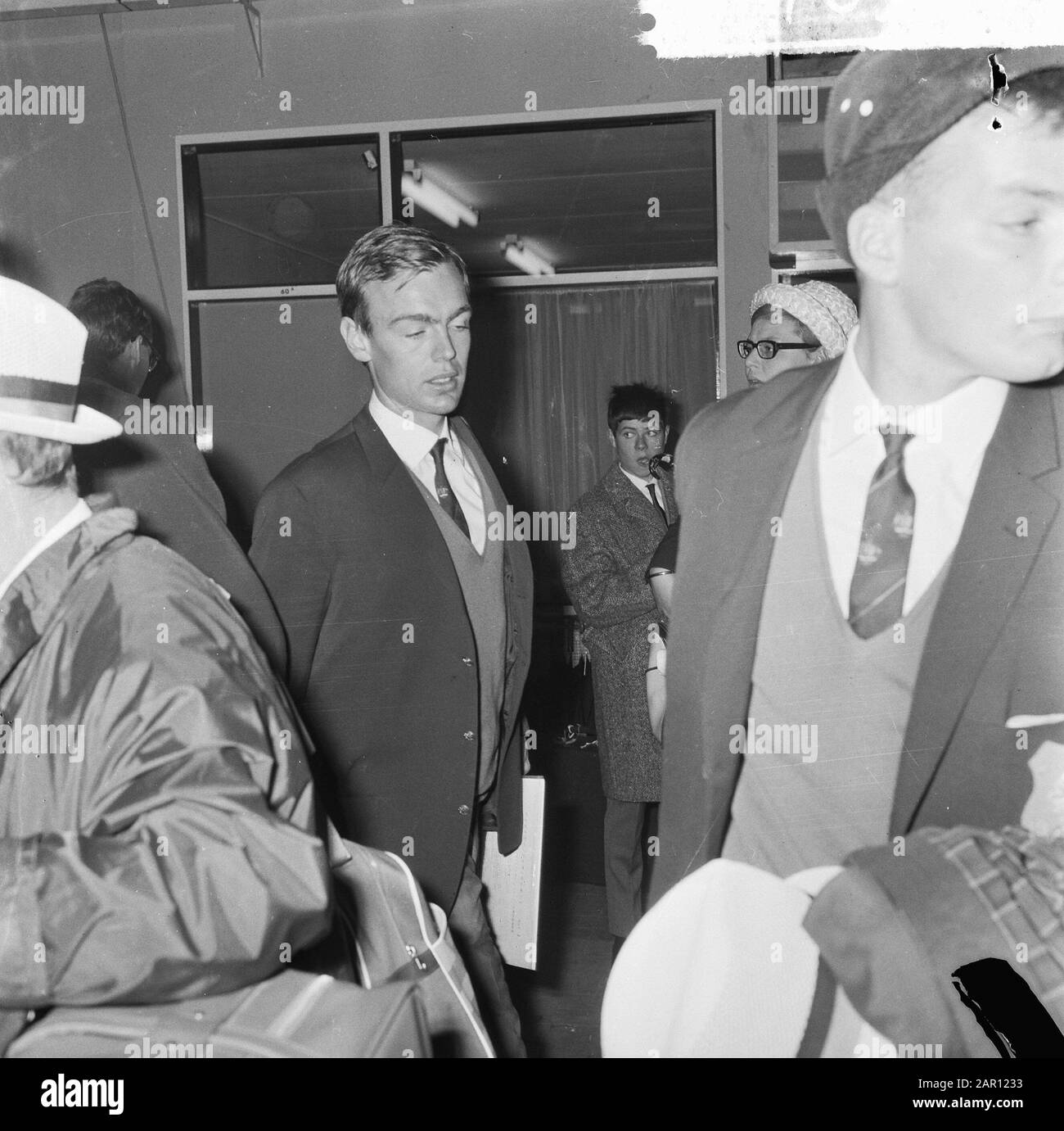 Squadra olimpica olandese ritorno arrivo Schiphol, Venemans alla dogana Data: 25 ottobre 1964 luogo: Noord-Holland, Schiphol Parole Chiave: Dogana, arrivi, squadre Foto Stock