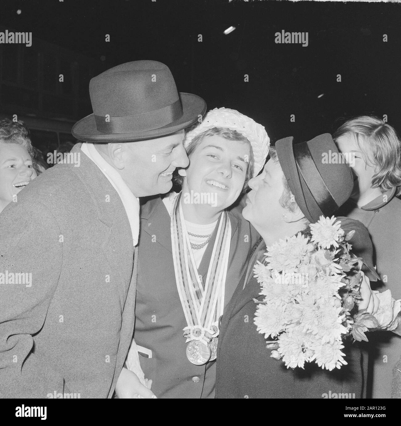 Squadra olimpica olandese ritorno Schiphol, Erica Terpstra salutata dai suoi genitori Data: 25 ottobre 1964 Località: Noord-Holland, Schiphol Parole Chiave: Parets, arrivi, squadre Nome personale: Erica Terpstra Foto Stock