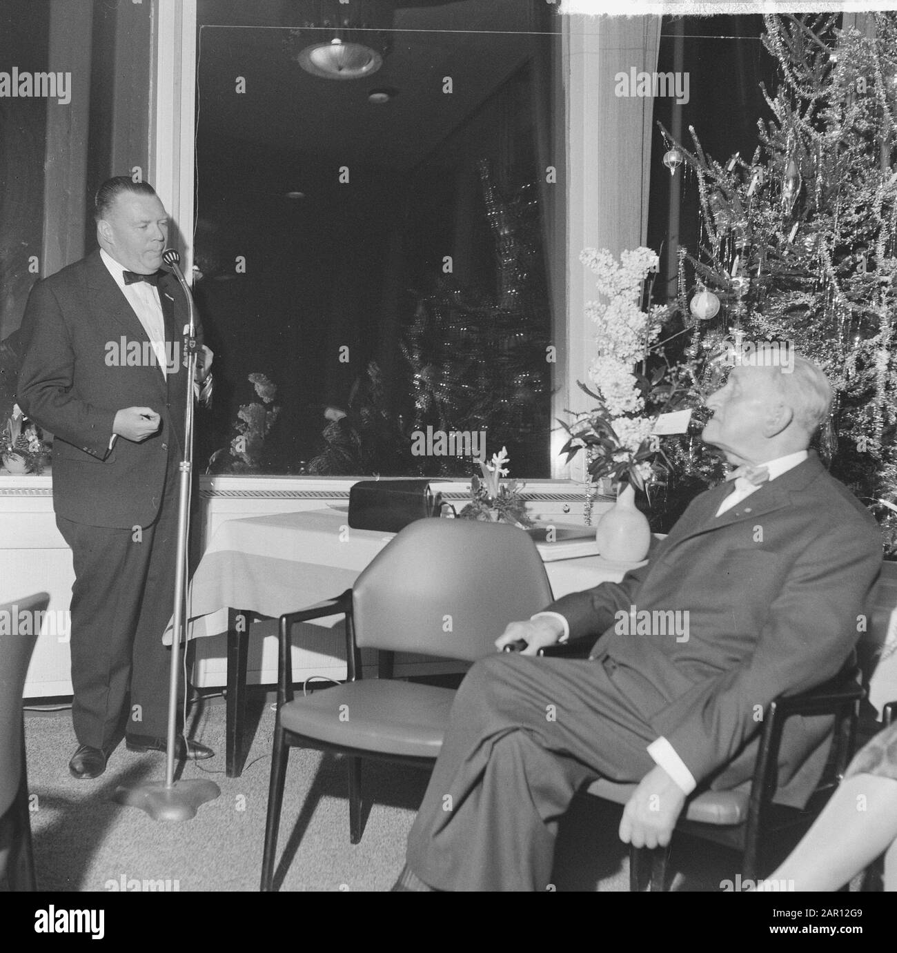 Giornalista sportivo J. Hoven 80 anni, Jan Cottaar si congratula con J. Hoven Data: 22 dicembre 1964 Parole Chiave: Giornalisti sportivi Nome personale: J. Hoven, Jan Cottaar Foto Stock