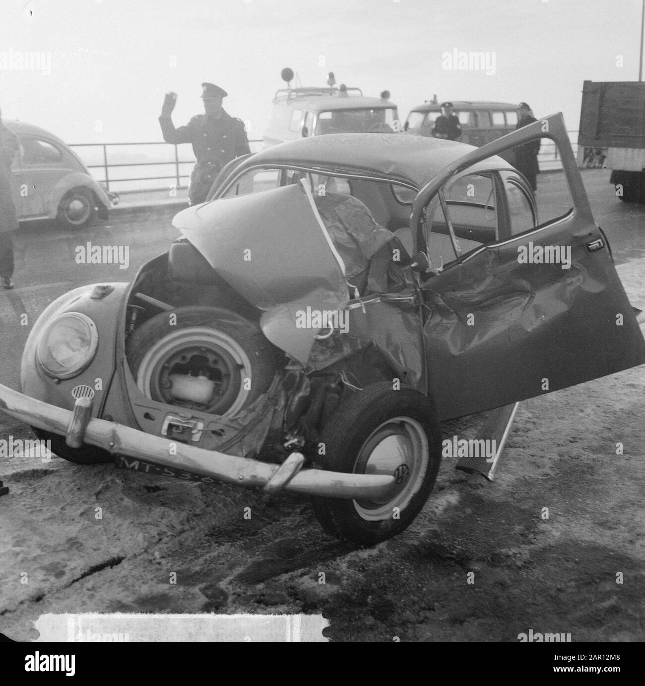 Camion a corrimano di Schellingwouderbrug, la vettura passeggeri che ha causato l'incidente Data: 29 dicembre 1964 Parole Chiave: Autovetture Nome di impostazione: Schellingwouderbrug, Volkswagen Foto Stock
