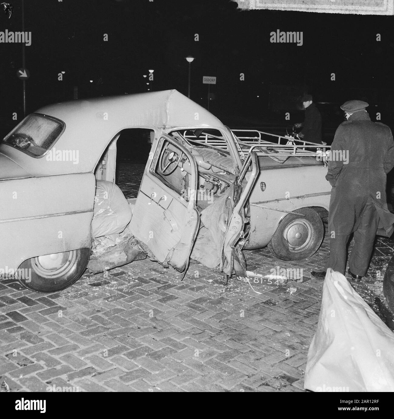 Due autovetture collidono a incrocio Geerban Plesmanlaan, una delle vetture Data: 30 dicembre 1964 Parole Chiave: Collisione, automobili Foto Stock