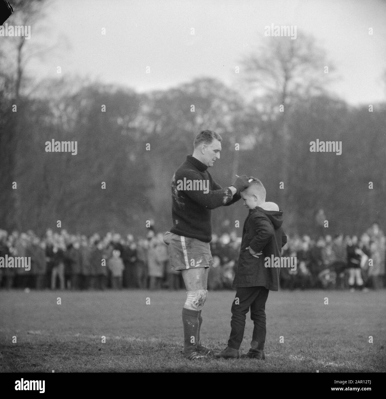 Vecchi internazionals contro HFC, Piet Kraak firma sulla testa di uno degli spettatori Data: 1 gennaio 1965 Parole Chiave: SPECTORTS, firma, sport, calcio Nome personale: Kraak, Piet Foto Stock Vecchi internazionals contro HFC, Piet Kraak firma sulla testa di uno degli spettatori Data: 1 gennaio 1965 Parole Chiave: SPECTORTS, firma, sport, calcio Nome personale: Kraak, Piet Foto Stock