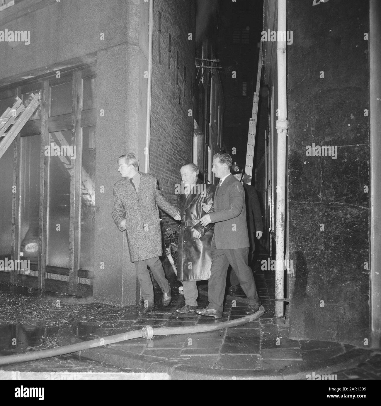 Fuoco fiammeggiante nel Spuistraat ad Amsterdam, il sig. De Ruiter per la ricerca all'ospedale Data: 2 gennaio 1965 Località: Amsterdam, Noord-Holland Parole Chiave: Marca Foto Stock