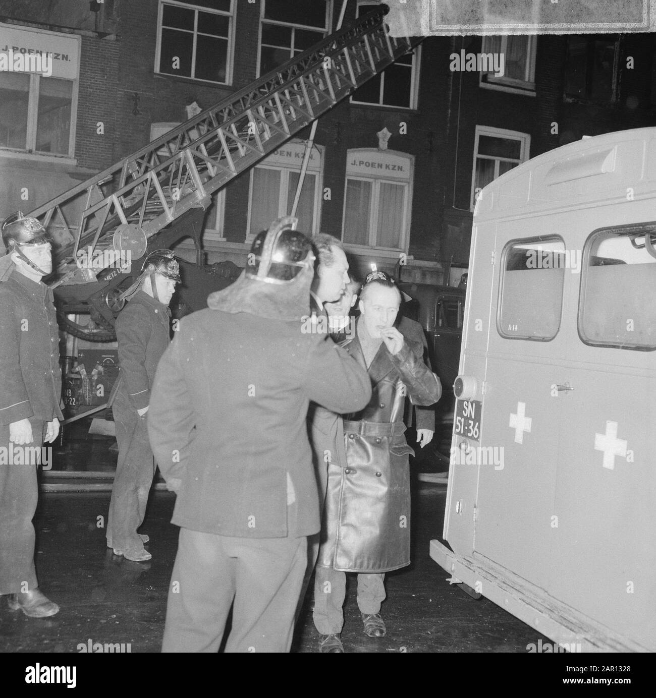 Fuoco fiammeggiante nel Spuistraat ad Amsterdam, il sig. De Ruiter per la ricerca all'ospedale Data: 2 gennaio 1965 Località: Amsterdam, Noord-Holland Parole Chiave: Marca Foto Stock