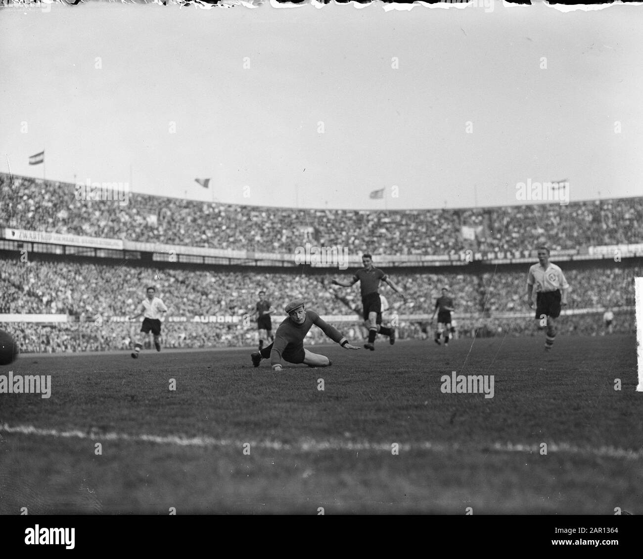 Swallows Red-Devils 2-2. 2nd goal by Brouwer Data: 14 April 1949 Parole Chiave: Sport, football Nome Della Persona: Brouwer Foto Stock