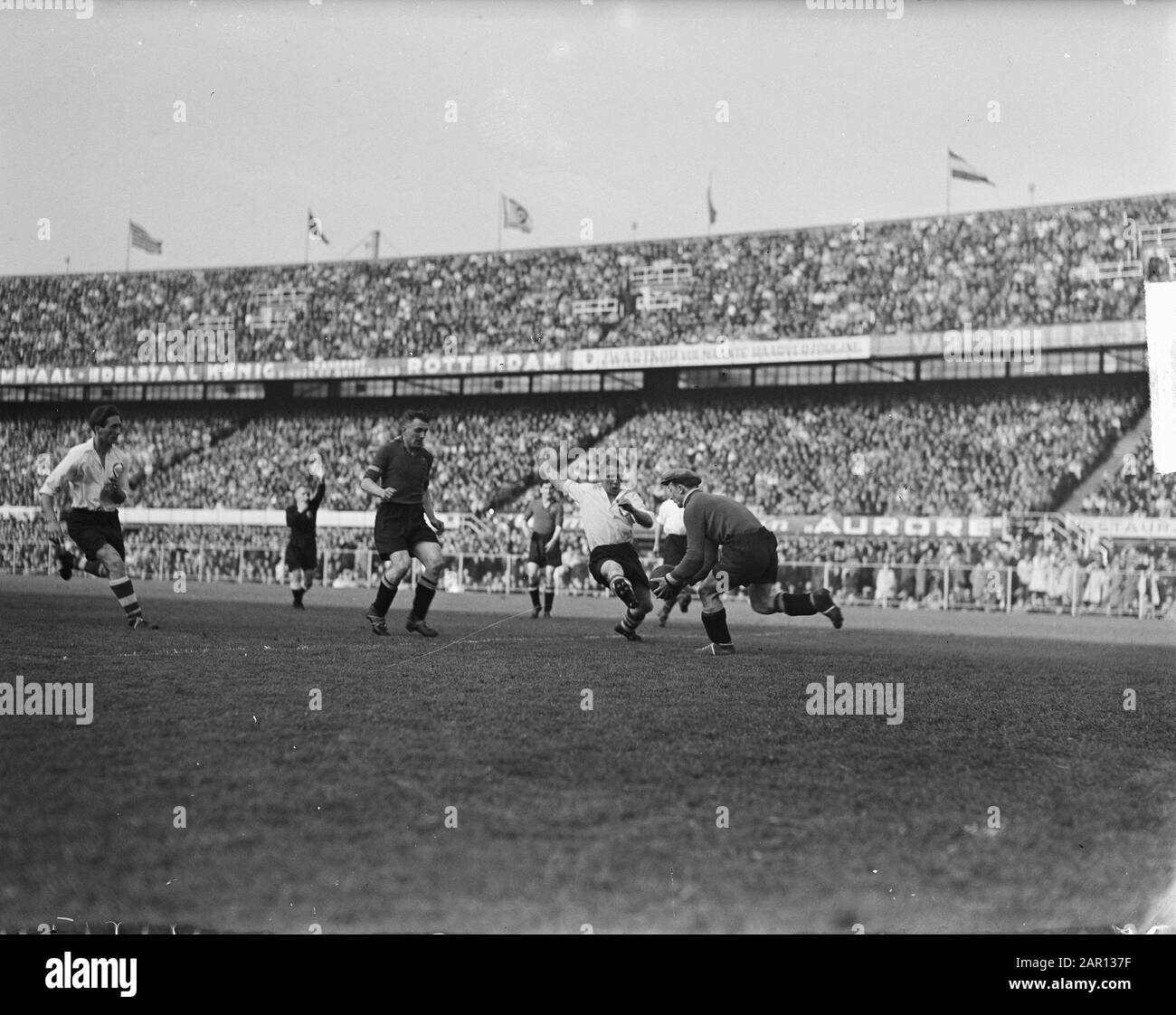 Swallows Red Devils 2-2.Game momento portiere Bogaerts, Brouwer e Wilkes Data: 14 aprile 1949 Parole Chiave: Portiere calcio, sport Nome personale: Bogaerts, Brewer, Wilkes, Faas Foto Stock