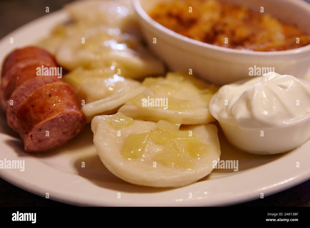 perogie in cipolla e burro con involtini di cavolo e panna acida tradizionale piatto ucraino a saskatchewan canada Foto Stock