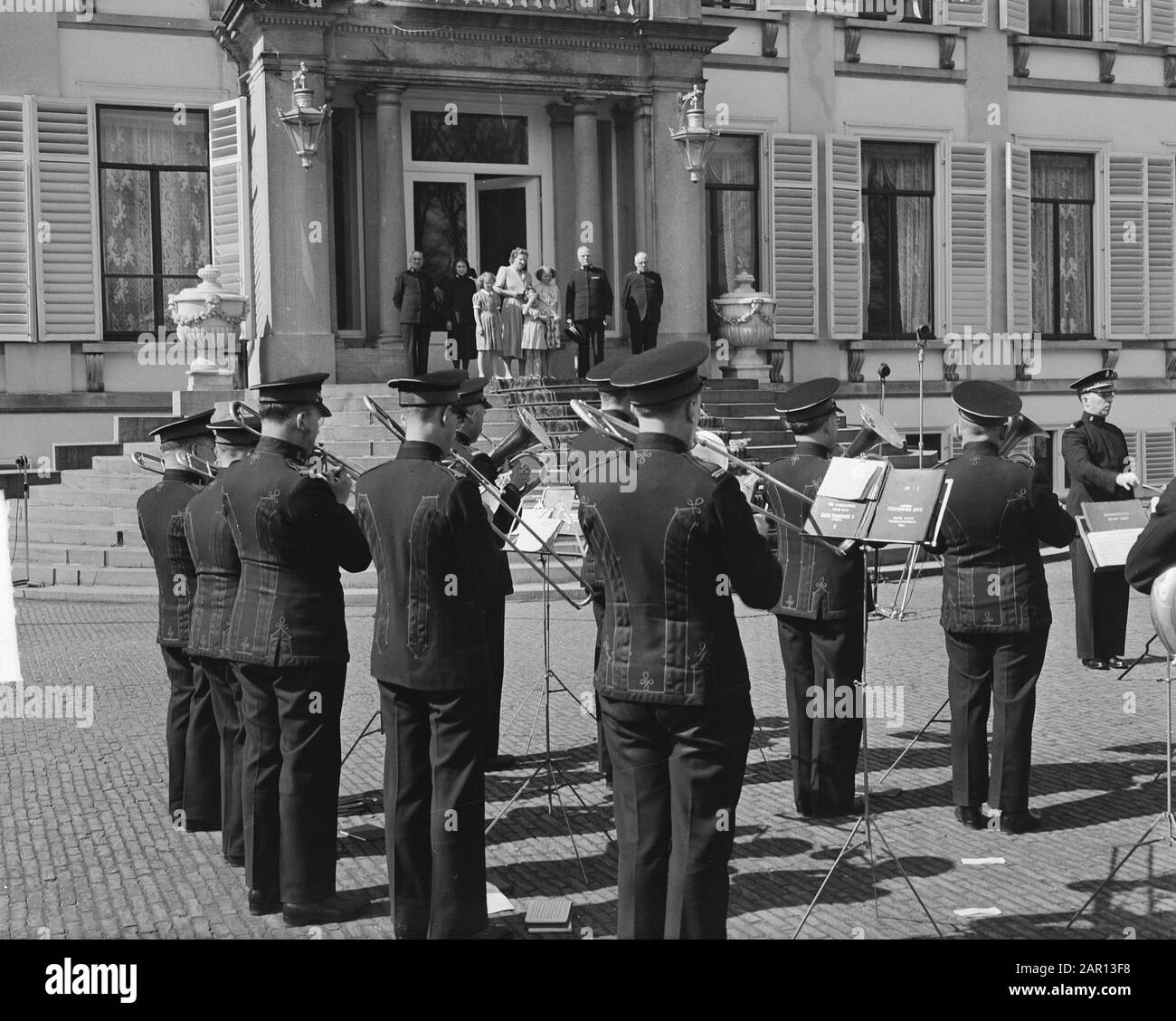 Corpo musicale del London Salvation Army, International Staff Band of the Salvation Army, dà alla regina Juliana un concerto a Soestdijk Data: 14 aprile 1949 luogo: Soestdijk Parole Chiave: Concerti, casa reale, musica Nome personale: Adams, B., Beatrix (queen Netherlands), Irene (princess Netherlands), Juliana (queen Netherlands) Foto Stock