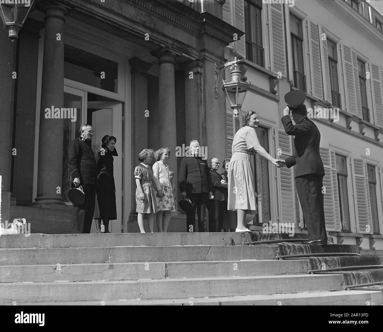 Il corpo musicale dell'Esercito Della Salvezza di Londra, la banda Internazionale Del Personale dell'Esercito Della Salvezza, darà alla Regina Juliana un concerto a Soestdijk. La Regina ringrazia il direttore, Major B. Adams Data: 14 aprile 1949 luogo: Soestdijk Parole Chiave: Concerti, casa reale, musica nome Della Persona: Adams, B., Beatrix (Regina Olanda), Irene (Principessa Olanda), Juliana (Regina Olanda) Foto Stock