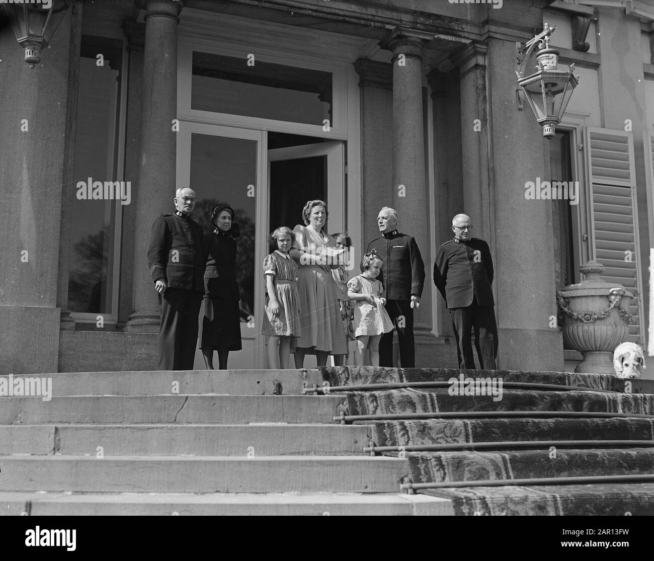 Corpo musicale del London Salvation Army, International Staff Band of the Salvation Army, dà alla regina Juliana un concerto a Soestdijk Data: 14 aprile 1949 luogo: Soestdijk Parole Chiave: Concerti, casa reale, musica Nome personale: Beatrix (queen Netherlands), Irene (princess Netherlands), Juliana (queen Netherlands), Margriet (princess Netherlands) Foto Stock