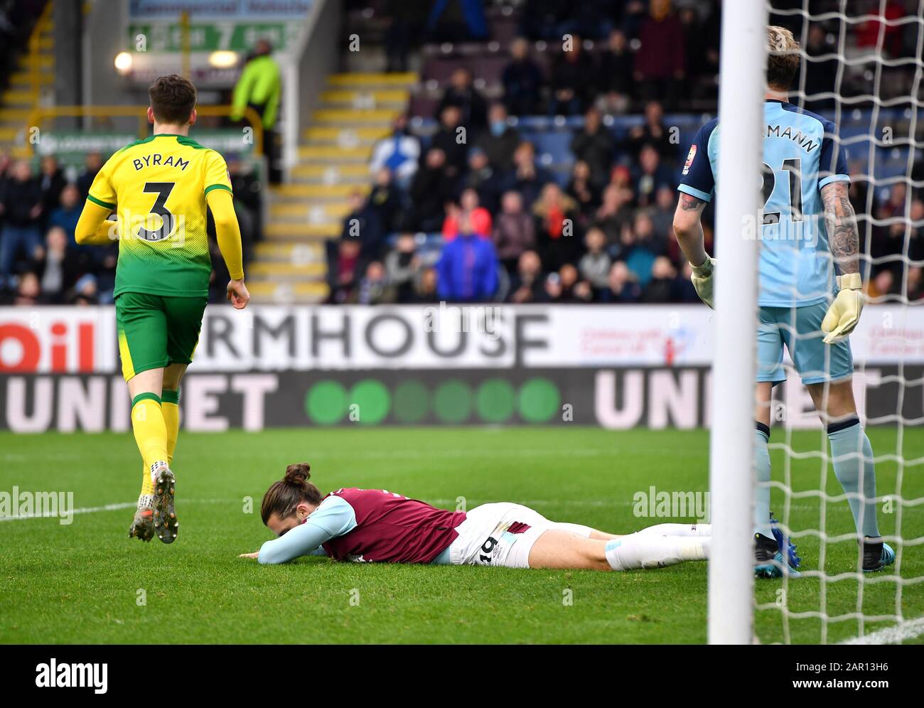 Burnley's Jay Rodriguez (centro) rues una possibilità mancata durante la fa Cup quarto round match a Turf Moor, Burnley. Foto Stock