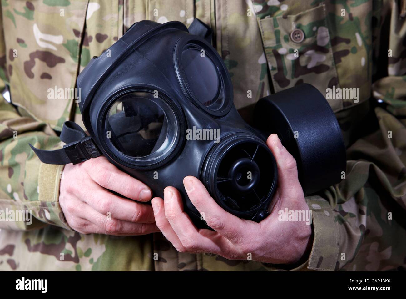 uomo in combattimento affaticare la maschera di gas Foto Stock