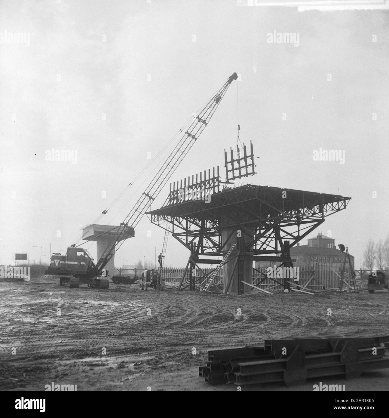 Metroworks a Rotterdam, spesse colonne di cemento carreranno stazione e binari Data: 18 gennaio 1965 Località: Rotterdam, Zuid-Holland Parole Chiave: Rotaie, calcestruzzo, metropolitane, stazioni Foto Stock